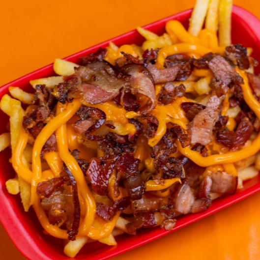 Porção de 400g de batata frita com cheddar cremoso e bacon crocante. Um acompanhamento irresistível!