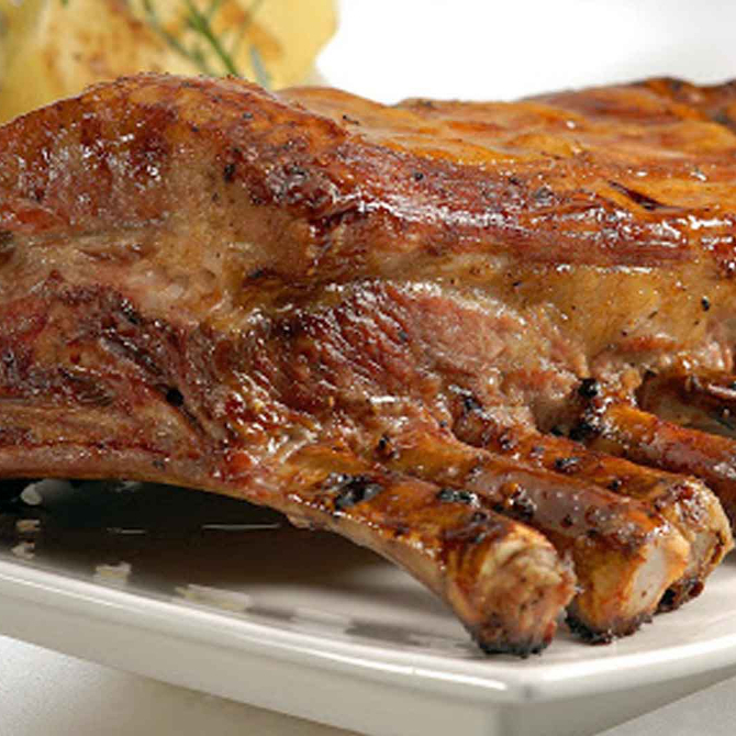 Costela assada lentamente no bafo, bem temparada e suculenta desmancha na boca (Venha experimentar e se deliciar) Peso aproximadamente 1kg