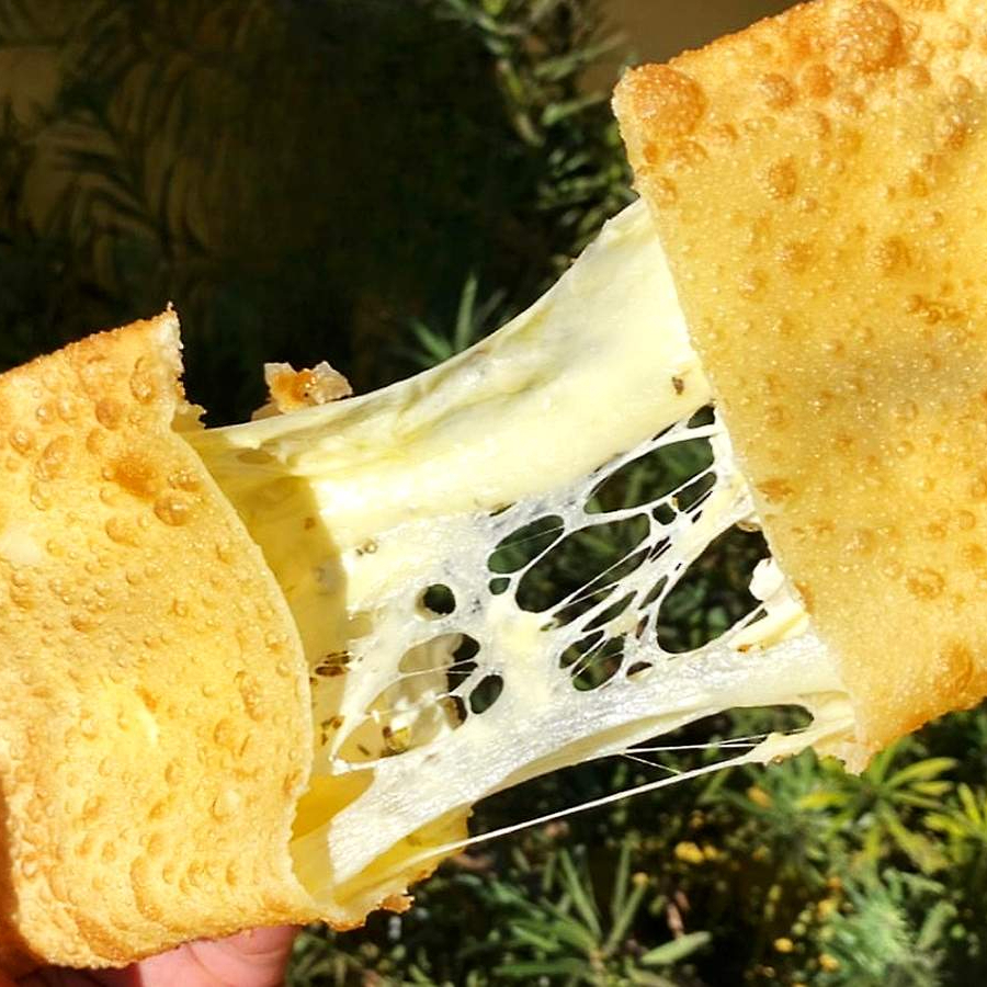 Sabor de verdade em cada mordida. Experimente nossos pastéis! Eleito o mais gostoso da região.