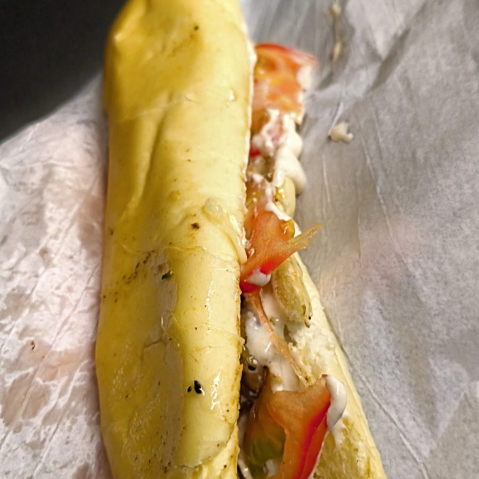 PÃO DE SAL DE 20 CM, MOLHO DA CASA, CHURRASCO MISTO, QUEIJO CHEDDAR OU MUSSARELA, TOMATE E CEBOLA