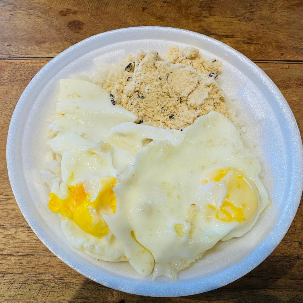 arroz,feijão,farofa e ovo frito