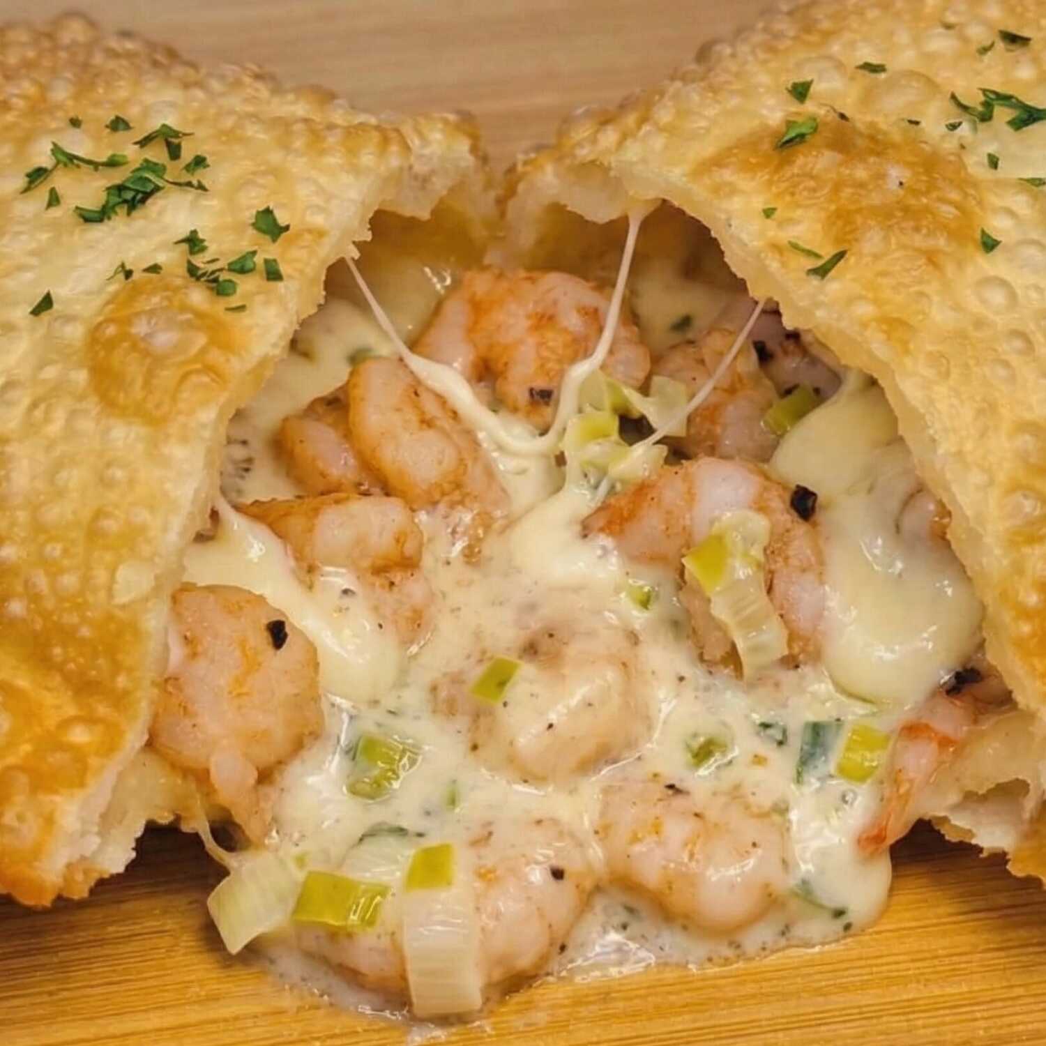 Pastel recheado com camarão suculento, queijo mussarela, catupiry cremoso e alho poró. Uma explosão de sabor em cada mordida!