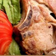 Arroz , feijão , macarrão , farofa , legumes refogados , fritura , acompanha salada . Bisteca grelhada