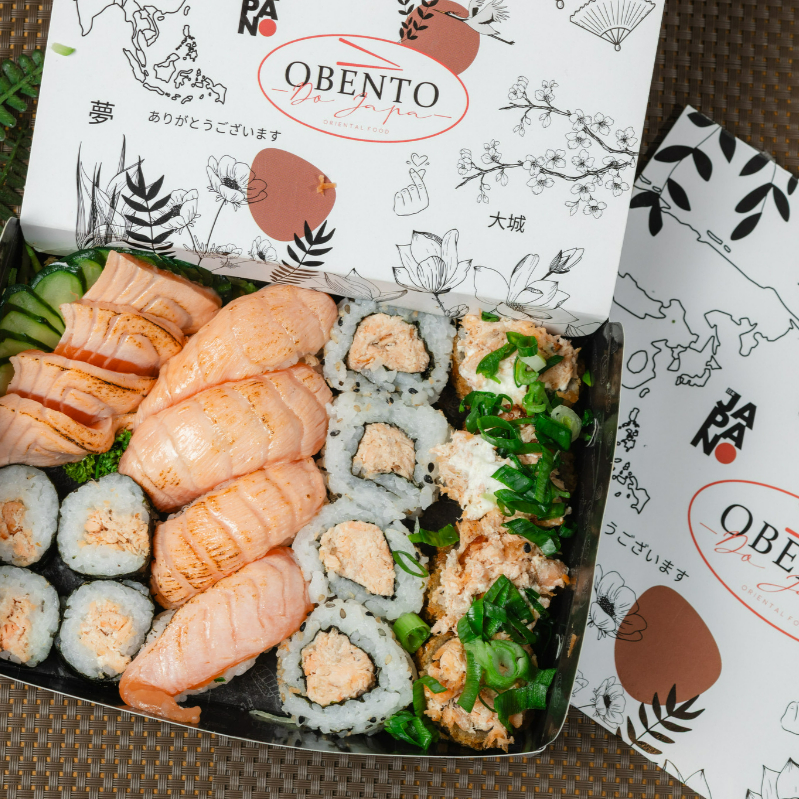 4 Sashimi de salmão flambado, 4 Nigiri de salmão flambado, 4 Hot roll de salmão grelhado, 4 Uramaki de salmão grelhado, 4 Hossomaki de salmão grelhado