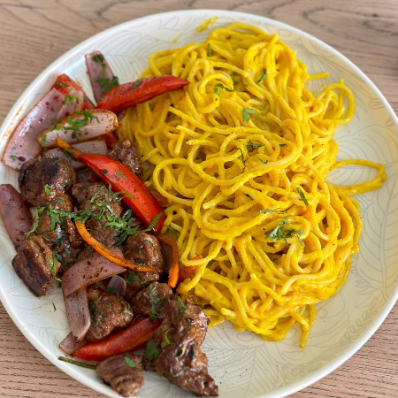 Spaguetti a la Huancaína con Lomo Saltado