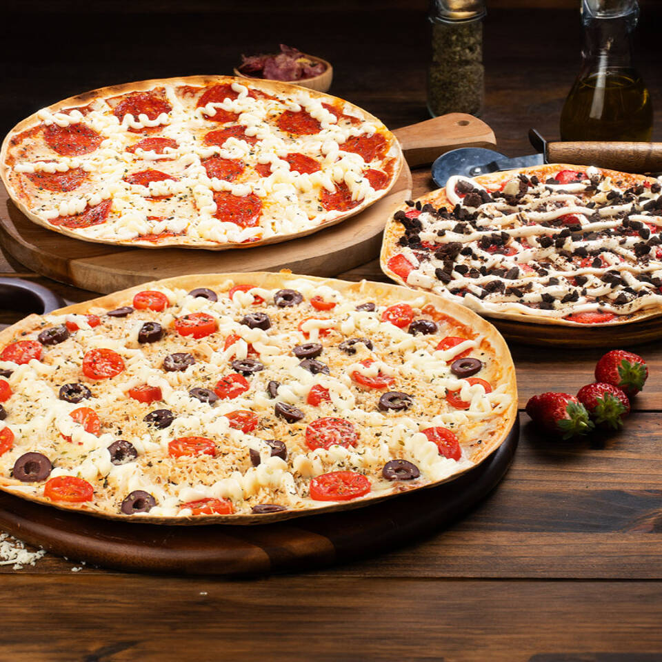 Peça 2 Pizzas Salgada Grande 35cm e por mais 10 reais leve 1 Pizza Doce Broto 25cm !