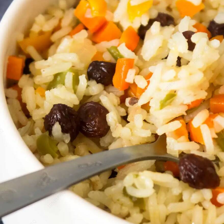 - arroz c/ cenoura, vagem e uvas passas.