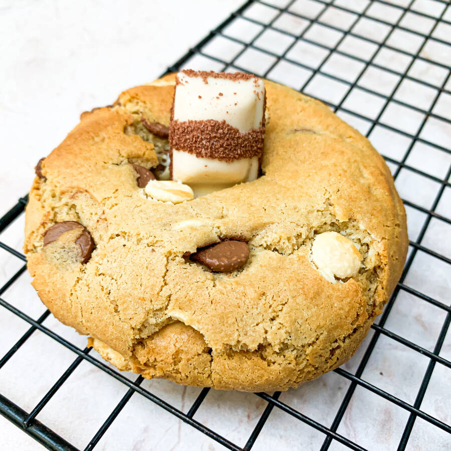 Cookie massa tradicional, gotas de chocolate ao leite e branco, recheio artesanal de Kinder bueno. Assado na hora!