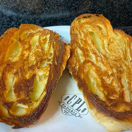 Croissant simples, assado e depois passado na chapa até ficar dourado e crocante, perfeito para acompanhar seu café ou lanche. Feito com carinho para oferecer sabor e textura únicos. Serve 1 pessoa.