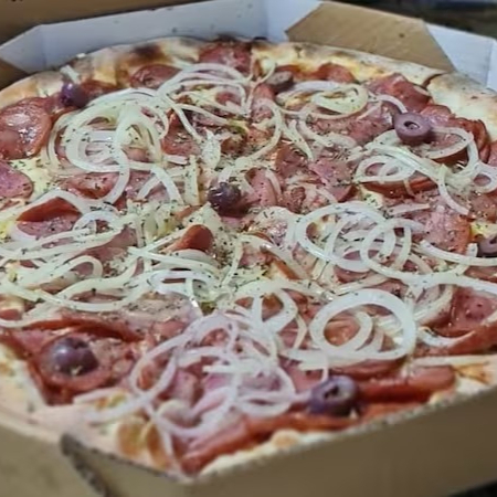 Molho de tomate ,muçarela, calabresa, cebola,o régano e azeitona Pizzaria Nazionale