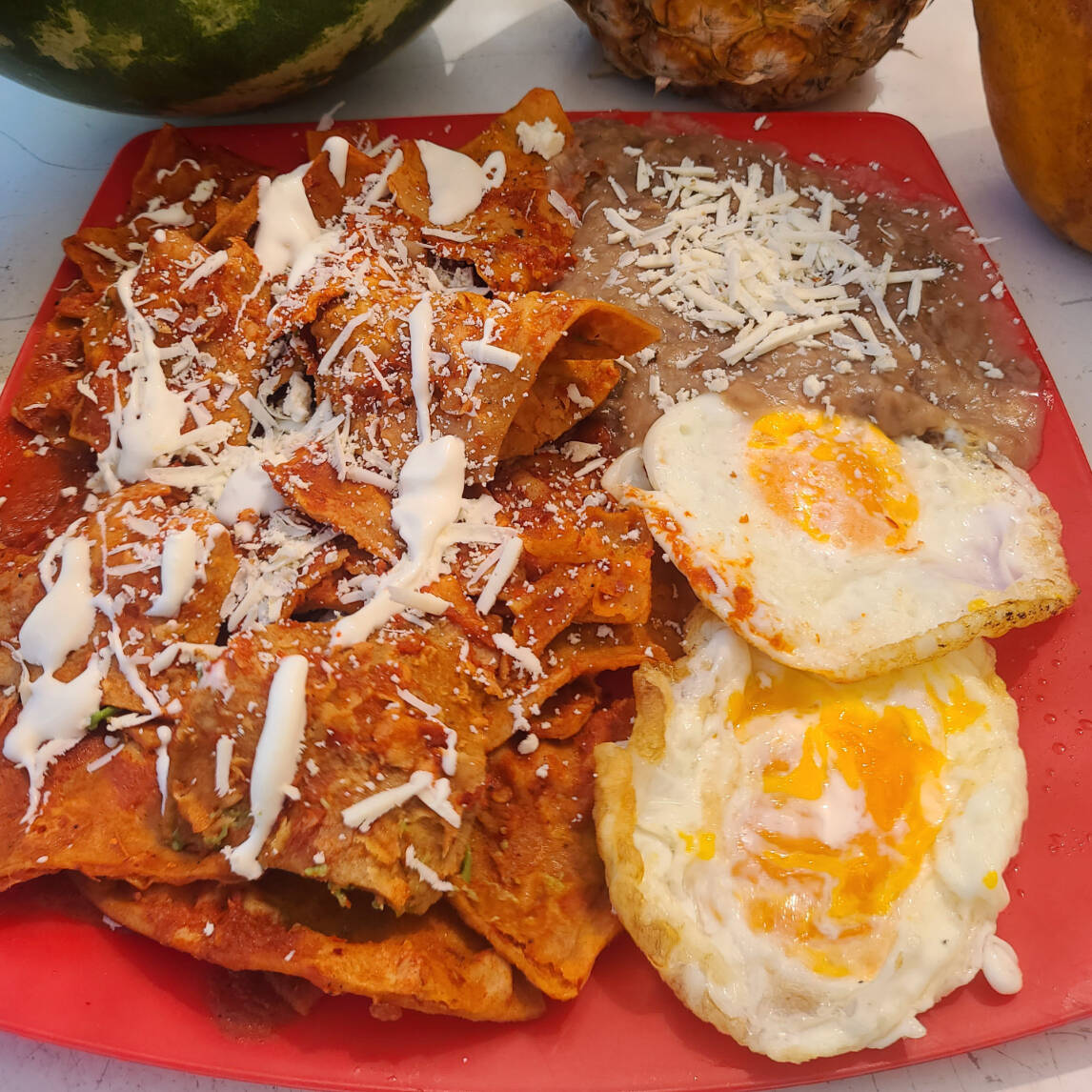 Chilaquiles con Huevos y Agua de Frutas