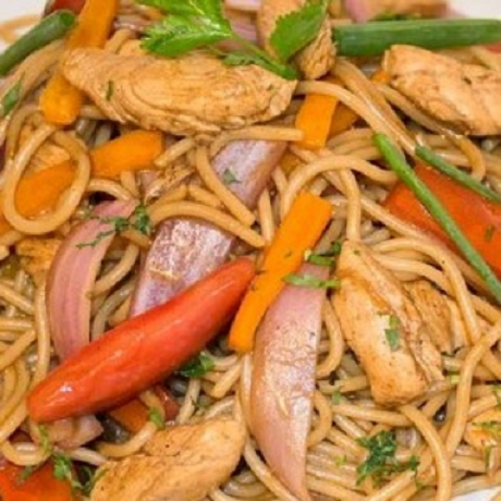 Tallarín Saltado de Pollo