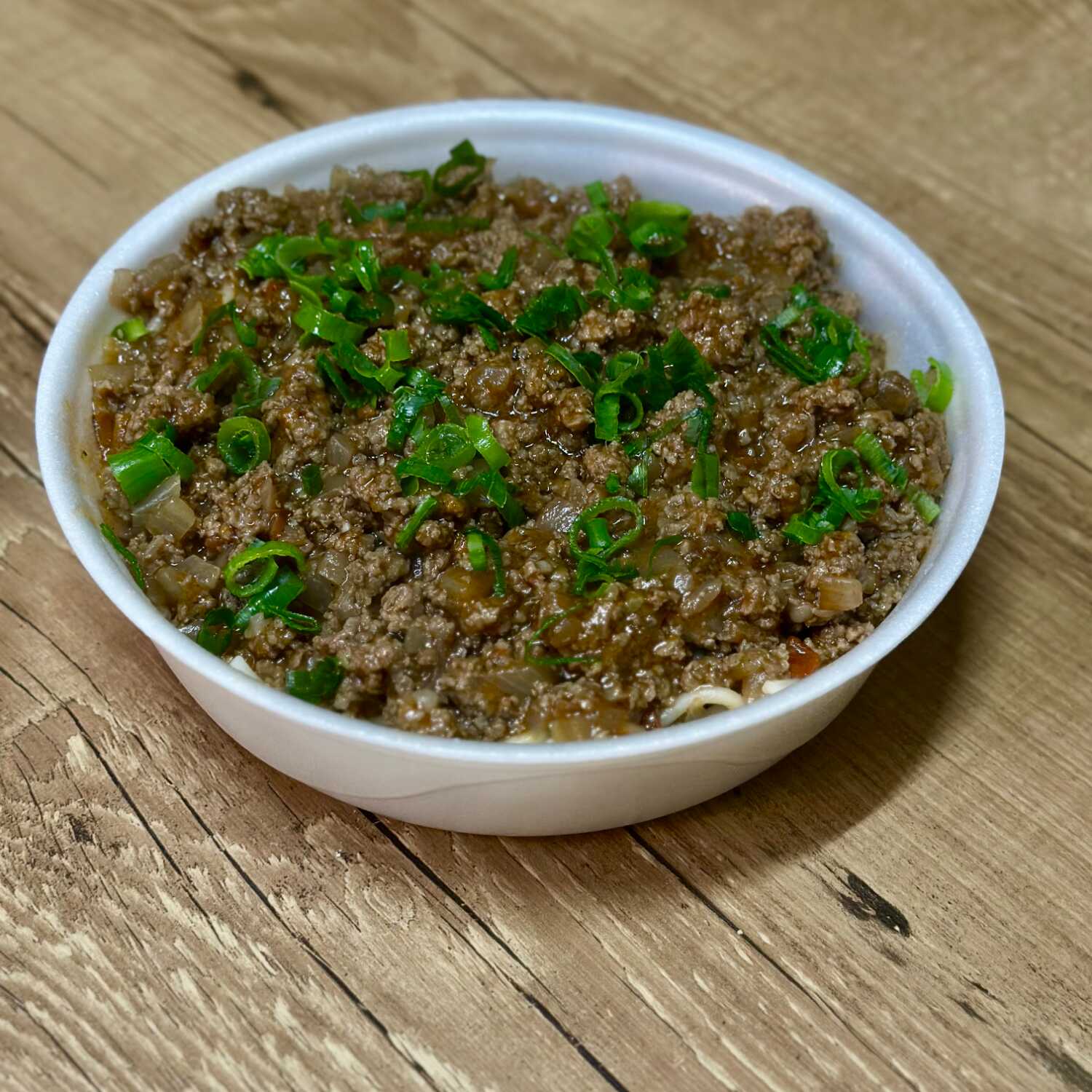 Delicioso macarrão à bolonhesa, com molho de carne moída e especiarias, perfeito para qualquer hora do dia.