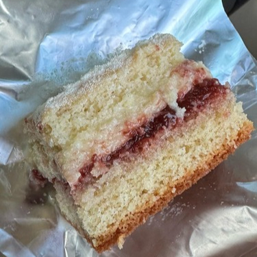 Delicioso bolo gelado com recheio cremoso branco, massa branca bem molhadinha e uma camada de geleia de morangos. A combinação perfeita de suavidade, frescor e sabor !