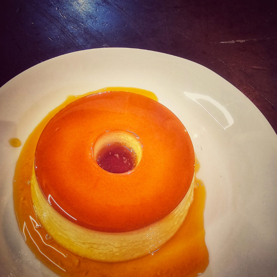 O clássico, morango com brigadeiro de Ninho , coberto com uma calda crocante.