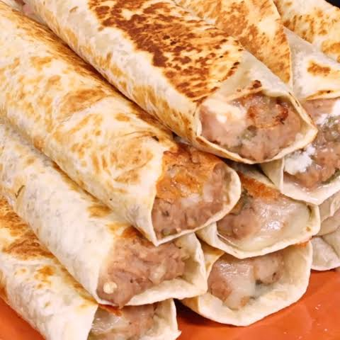 TRES BURRITOS DE FRIJOL CON QUESO + CAFÉ