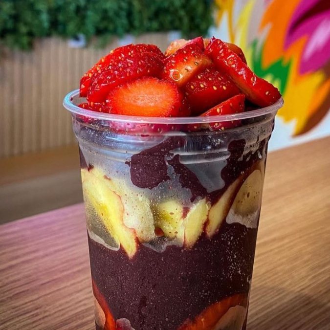 Açaí super cremoso no copo, feito em camadas com acompanhamentos escolhidos por você. (Não enviamos acompanhamentos separados)