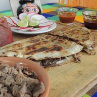Tlayuda de Carnitas Surtida