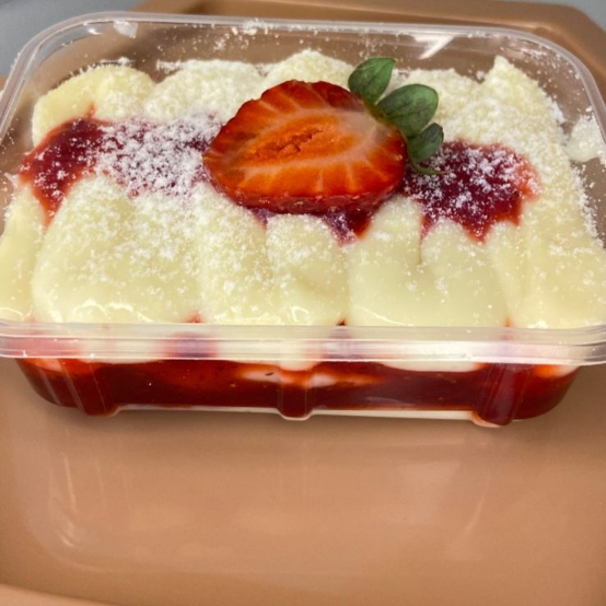 creme de ninho, biscoito de maisena com geleia de morango caseira e creme de ninho na cobertura com um morango fresco no topo
