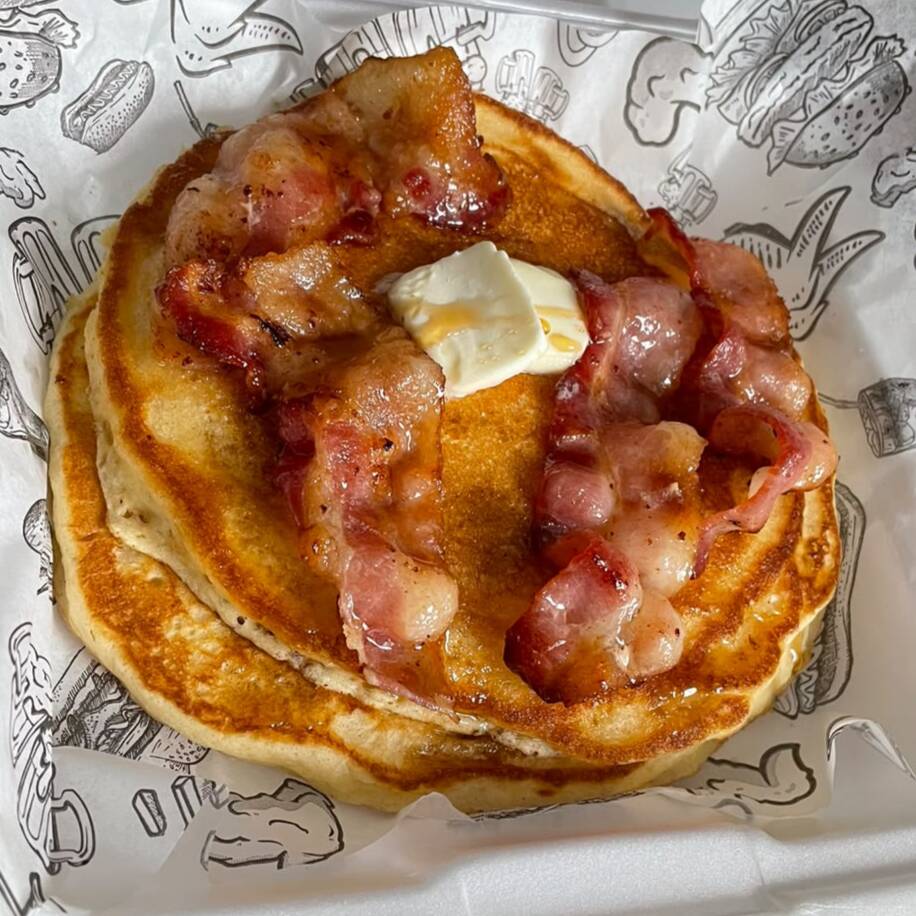 Hotcakes con miel y Tocino