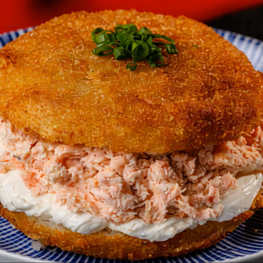 Com Suculento Salmão Grelhado, Suavemente Temperado E Montado Em Formato De Hambúrguer De Arroz, É Coberto Com Uma Camada Cremosa De Cream Cheese E Um Toque De Molho Tare