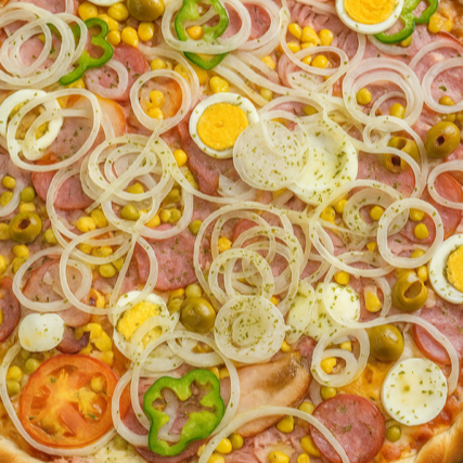 MOLHO DE TOMATE, MUSSARELA, PRESUNTO, CALABRESA, BACON, TOMATE, PIMENTÃO, MILHO, ERVILHA, OVOS, AZEITONAS, CEBOLA E ORÉGANO