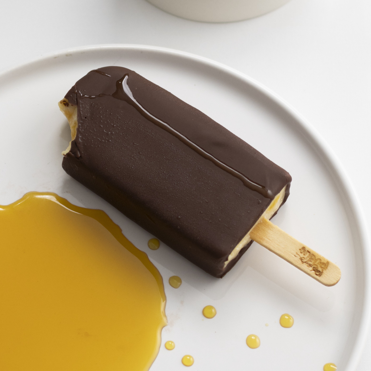 O pudim tradicional que você ama, no formato que você sonhava! Simplesmente o nosso pudim perfeito, mergulhado numa casquinha crocante de Chocolate ao Leite. E o grand finale? A nossa calda de caramelo vai à parte para você derramar por cima e fazer a mágica acontecer!