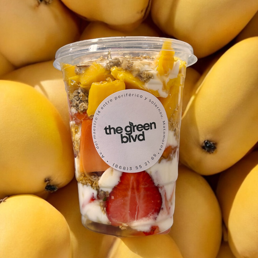 Yogurt Natural Mango + Plátano + Fresa + Miel.