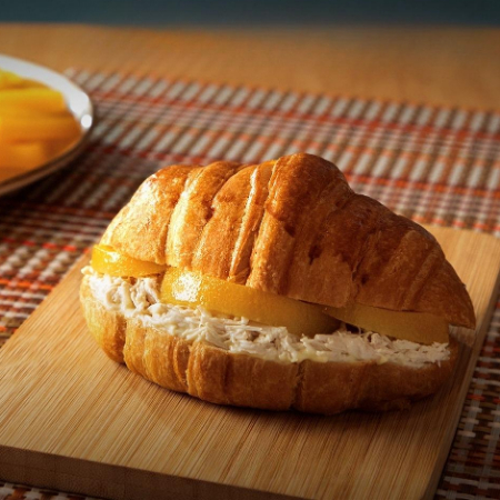Croissant con Pollo y Durazno