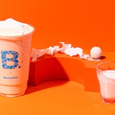 Leite, leite de coco em pó, whey de beijinho, banana e coco ralado como topping. (29g proteína) *500ml