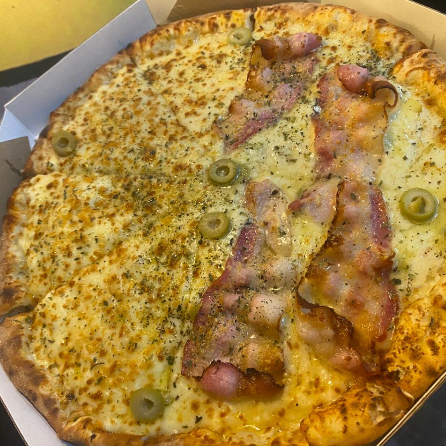 1/2 Muçarela e catupiry. '1/2 Bacon, parmesão e muçarela.
