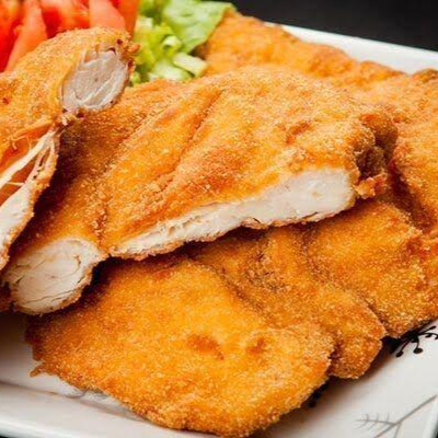 Arroz, farofa e filé de frango empanado.