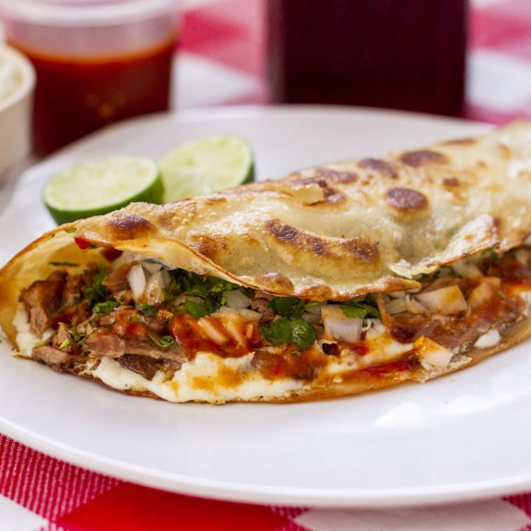 Quesadilla de Harina con Birria