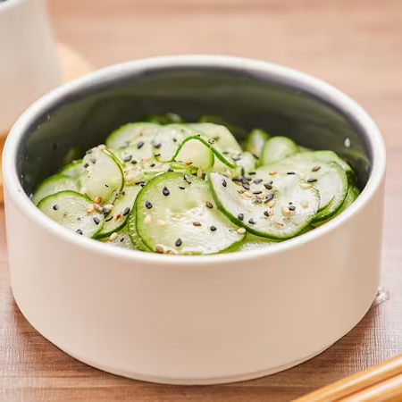 200g de salada de pepino cobertos de gergelim