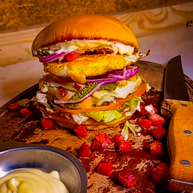 Pão de brioche, maionese caseira,alfaçe ameriacana,tomate,hamburguer artesanal 120g,mussarela,cheddar,cebola roxa ,picles,bacon,ovo , 2 guardanapos , 2 saches de cat chup ---palavras chaves---- hambuerguer , hamburguer artesanal , brioche , lanche , janta , almoço , café , gostoso , barato ,promoçao , quero , maionese caseira , queridinhos , mais pedidos , ovo , incrivel , melhor , diferente