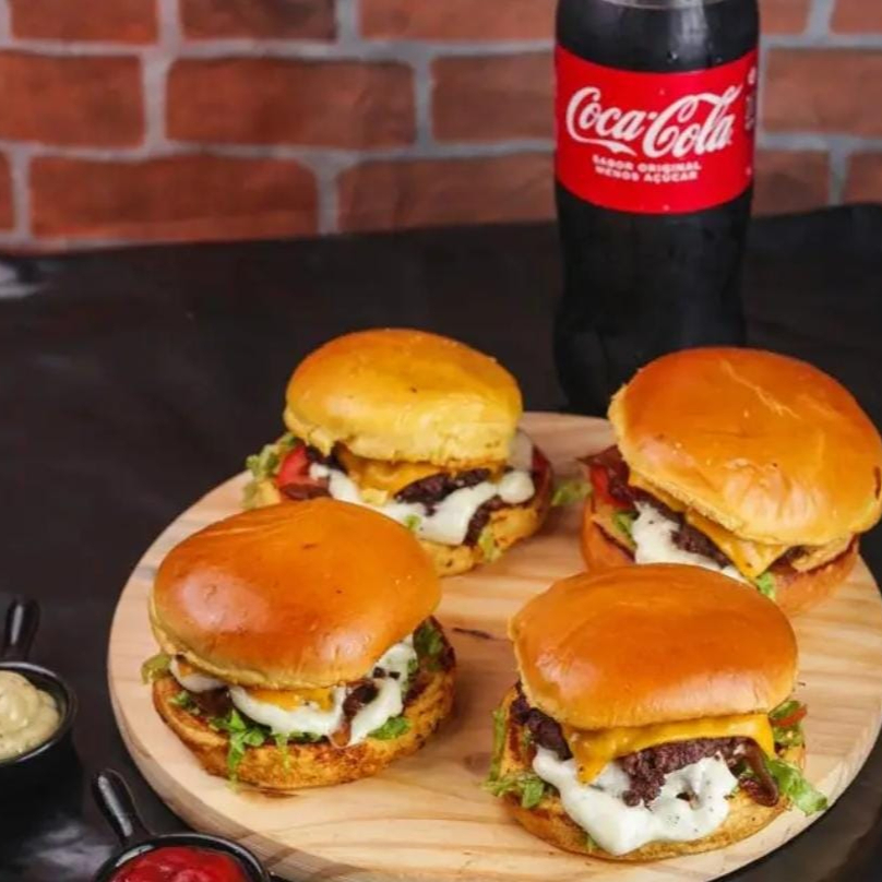 São 4x deliciosos hambúrguer Chiquinha cheddar acompanhado de 1 refrigerante de 1l a sua escolha.