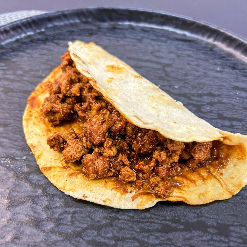 QUESADILLA DE BISTECK EN SALSA PASILLA