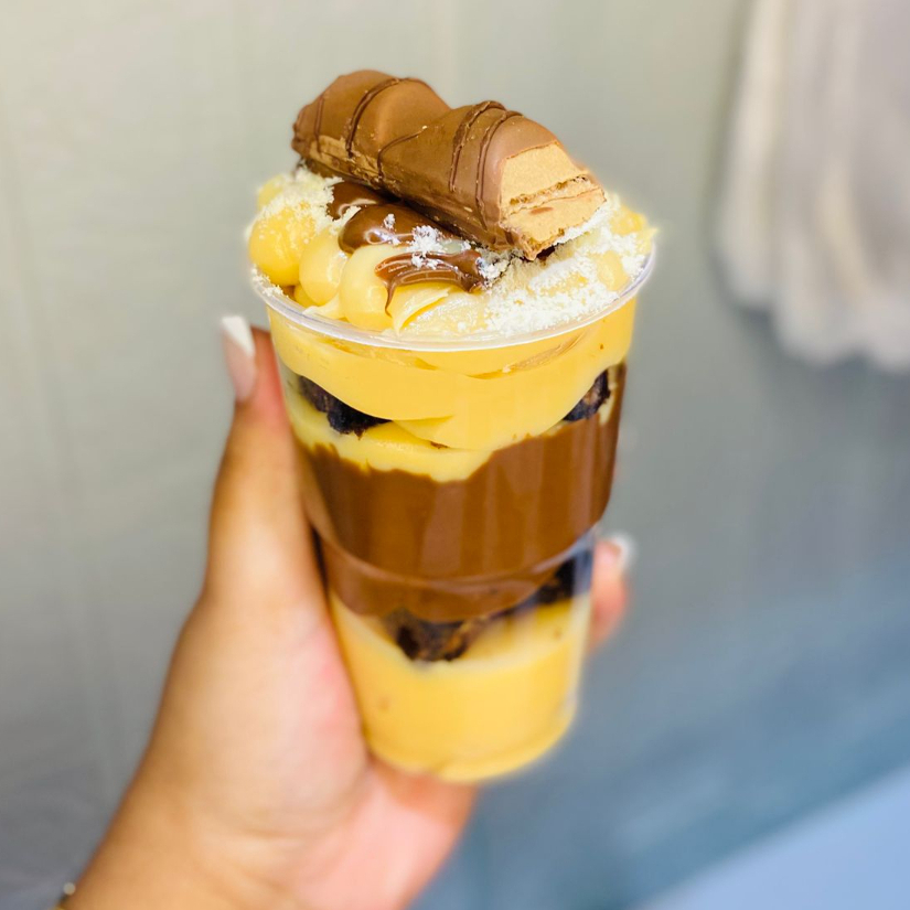 Camadas generosas de puro prazer! Começamos com um brigadeiro de Ninho super cremoso, Nutella na medida certa e pedaços macios de brownie chocolatudo. E pra fechar com chave de ouro: um bombom Kinder Bueno crocante e irresistível no topo! Copo de 300ml Pesando 350ml peso final. LEIA A DESCRIÇÂO