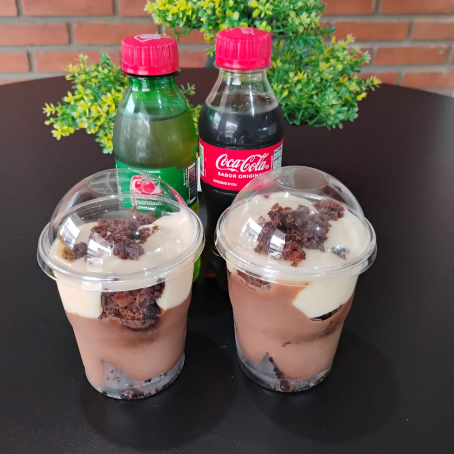 Brownie com chocolate e leite ninho, acompanhado com dois refrigerantes . Ideal pra uma sobremesa apos o almoço