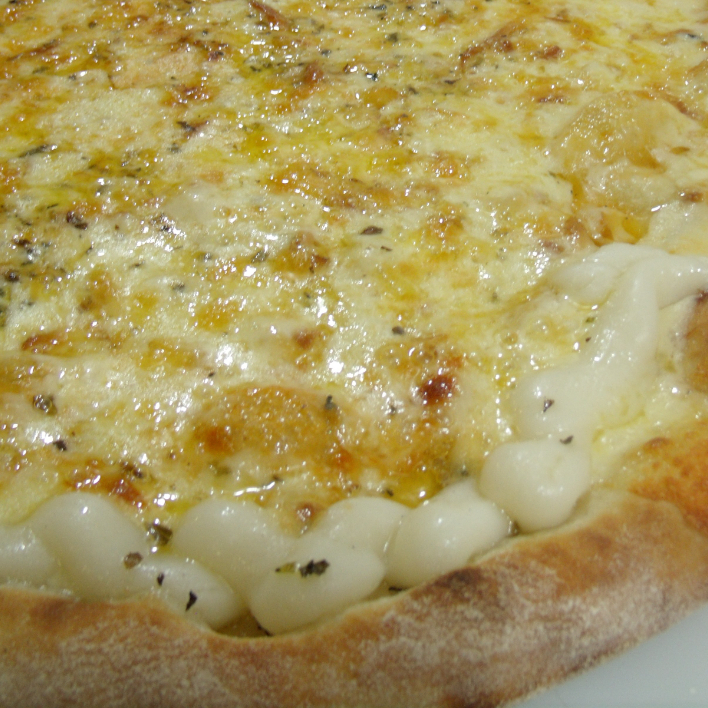 MOLHO DE TOMATE, CHEDDAR, CATUPIRY E TOMATE