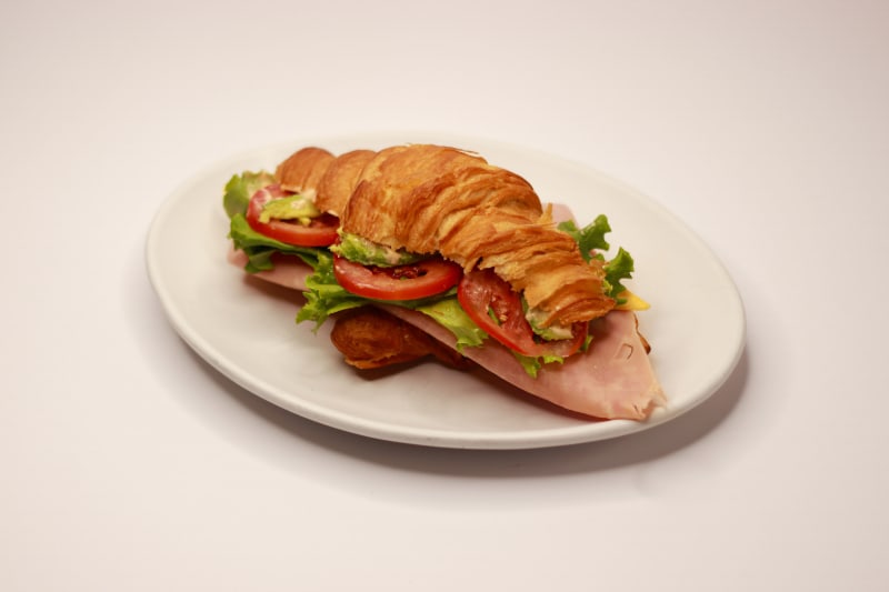 Croissant de jamón.