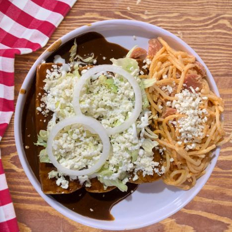 Enmoladas Con pollo Acompañadas Espaguetti