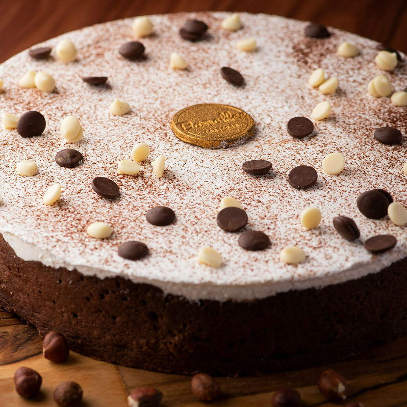 Massa caseira sabor chocolate, creme de avelã, mousse de chocolate amargo,mousse de chocolate branco e finalizado com granule duo.