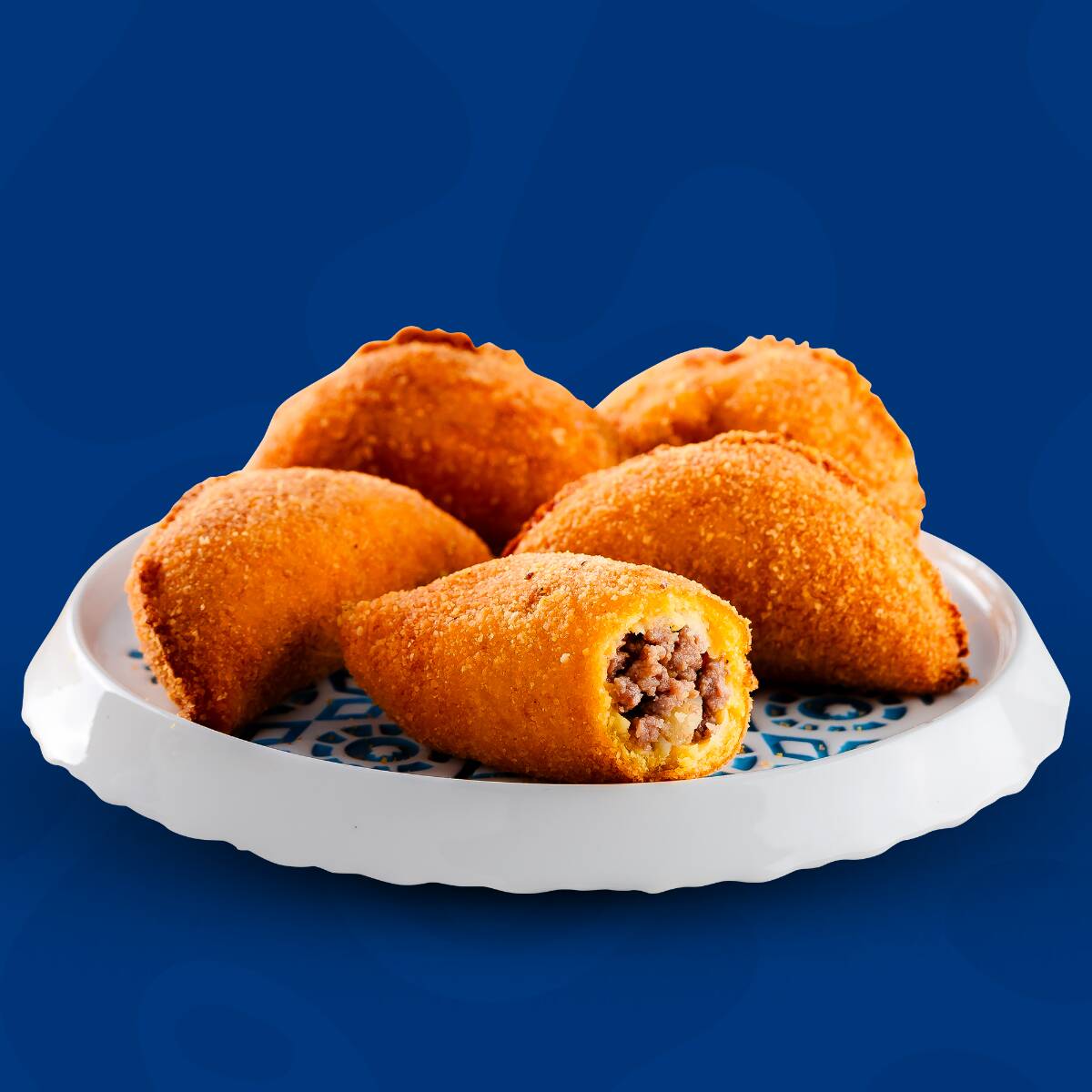 Nosso Mini Pastel de Carne, em formato meia lua, traz recheio suculento e massa crocante. Pequeno no tamanho, mas gigante no sabor.