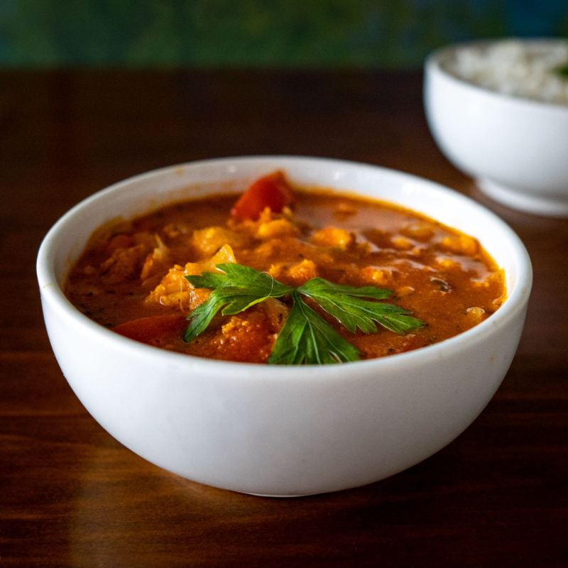 O 'Camarão A Baiana', referência na categoria 'Pratos Executivos com Camarão', é uma verdadeira explosão de sabores. Este prato traz o camarão, cuidadosamente selecionado, preparado à moda baiana, repleto de temperos e especiarias que encantam o paladar. O acompanhamento é um arroz soltinho, perfeitamente cozido, que harmoniza com a intensidade do camarão e completa esta deliciosa experiênc