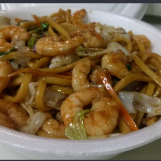 Macarrão artesanal, filé de camarão e mix de legumes (pesa aprox. 600 gramas)