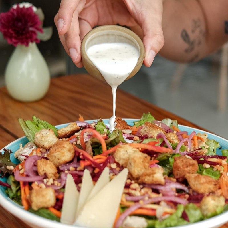 Mix de folhas temperado com azeite de ervas, cubos de frango, croutons, queijo parmesão e picles da casa. Molho de iogurte.