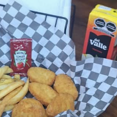 Nuggets de Pollo, Papas más Jugo del Valle