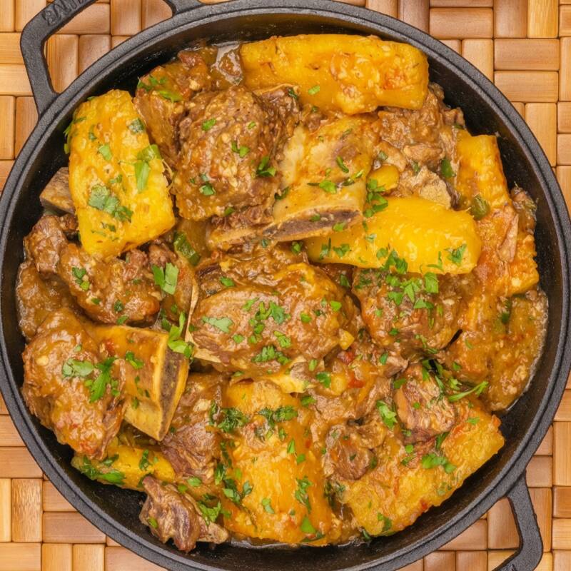 Costela ao molho, arroz, feijão, farofa, salada, fritura do dia.