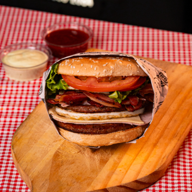 PAO, 2-CARNES, 2-OVOS, 3-FATIAS DE BACON, 2-FATIAS DE MUSSARELA, 2-FATIAS DE PRESUNTO, ALFACE, TOMATE E MAIONESE DE BACON.